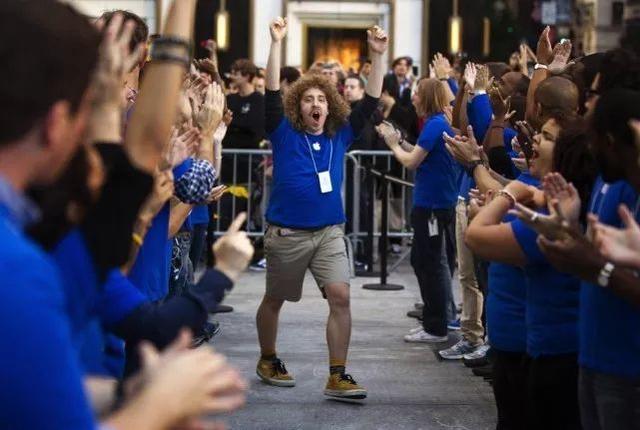 iPhone X掉漆嚴重到沒法直視，但更令人心寒的是蘋果的回應！